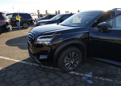 2025 Nissan Pathfinder Rock Creek 4Wd/Sv 4Wd z USA, uszkodzony, nr VIN 5N1DR3BC2SC312365